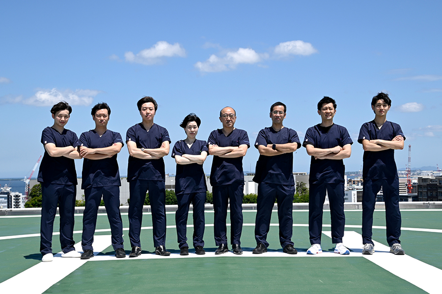 福岡総合病院救命救急センターのチームの皆さん。病院屋上のヘリポートにて撮影