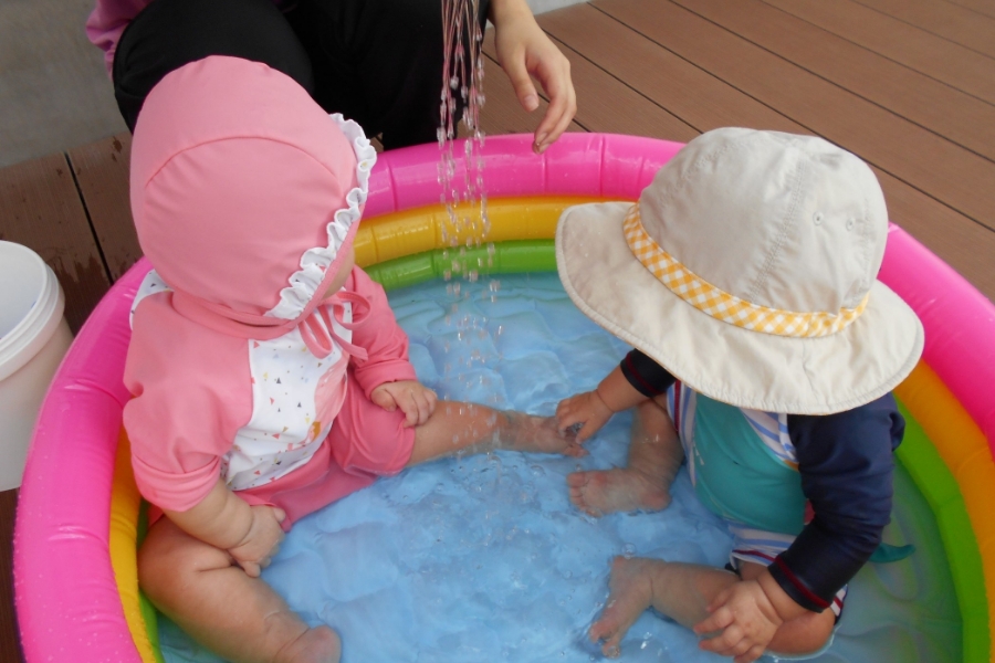 夏には屋上庭園で水遊びを楽しむ